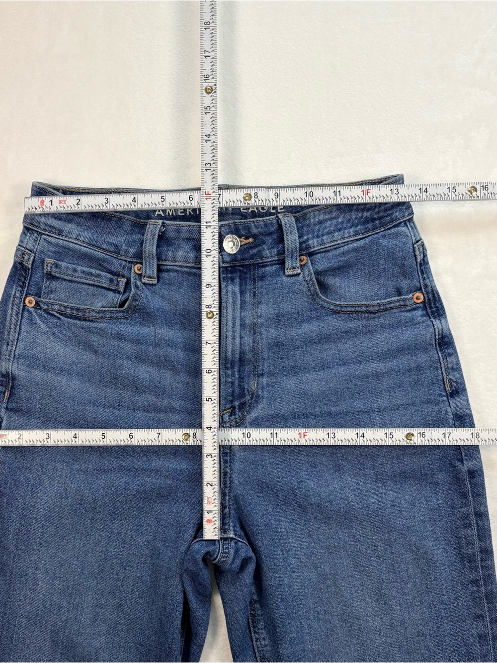 AMERICAN EAGLE High Rise Mom Jeans Medium Wash Straight Leg Size 6 - Picture 9 of 10